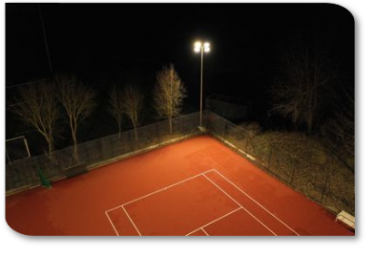 Tennisspielen unter flutlicht
