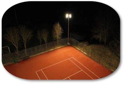 Tennisspielen unter flutlicht